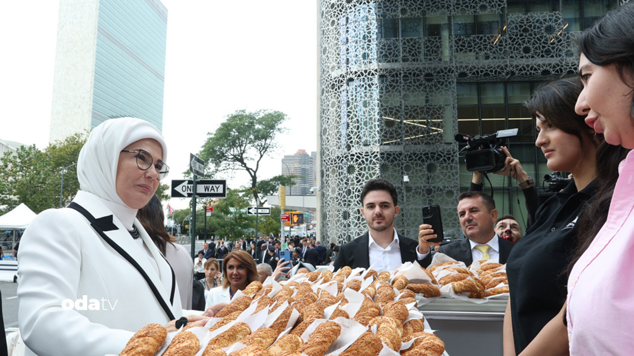 Emine Erdoğan’dan New York’ta simit standına ziyaret