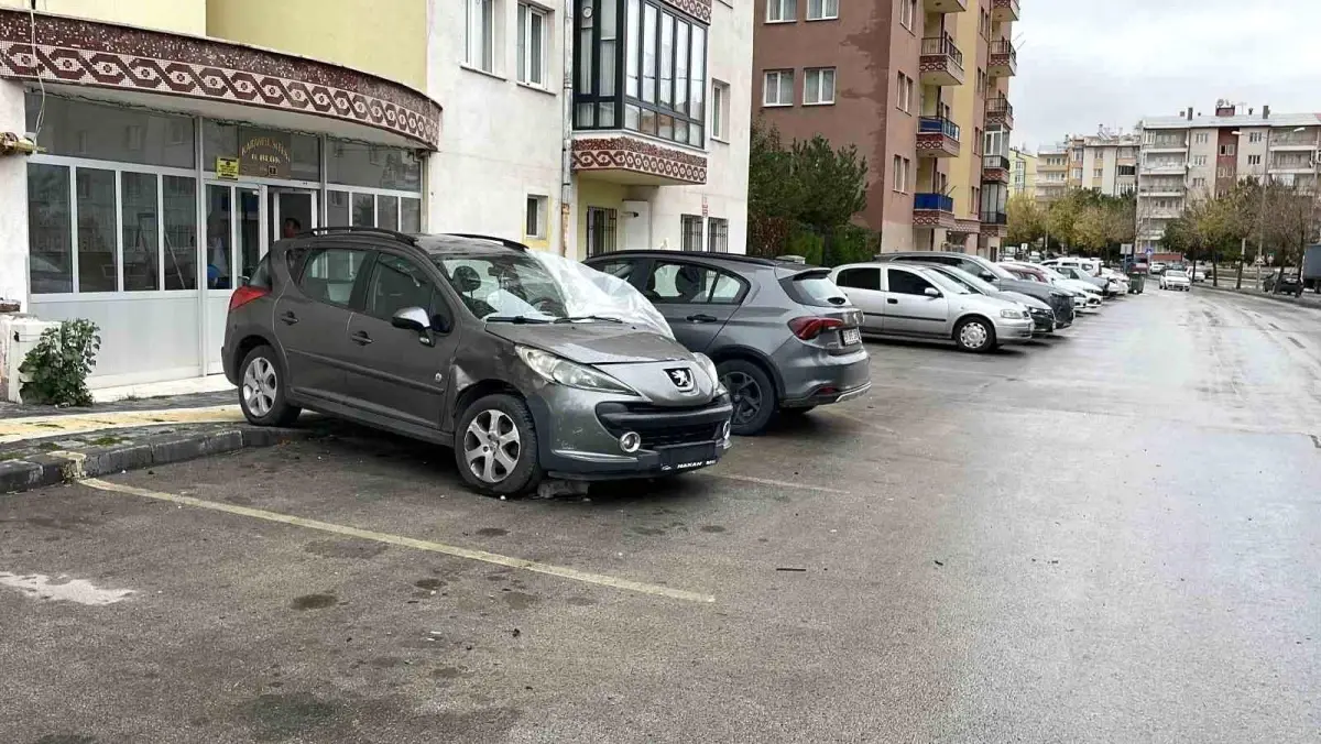 Sivas’ta Kontrolden Çıkan Otomobil Park Halindeki Araçlara Çarptı