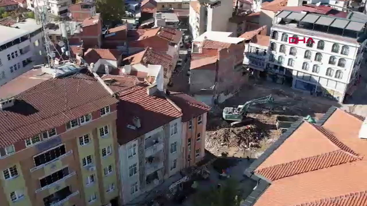 6.1’lik deprem sonrası Balıkesir Sındırgı’da son durum: Ağır hasarlı binalarda yıkım sürüyor