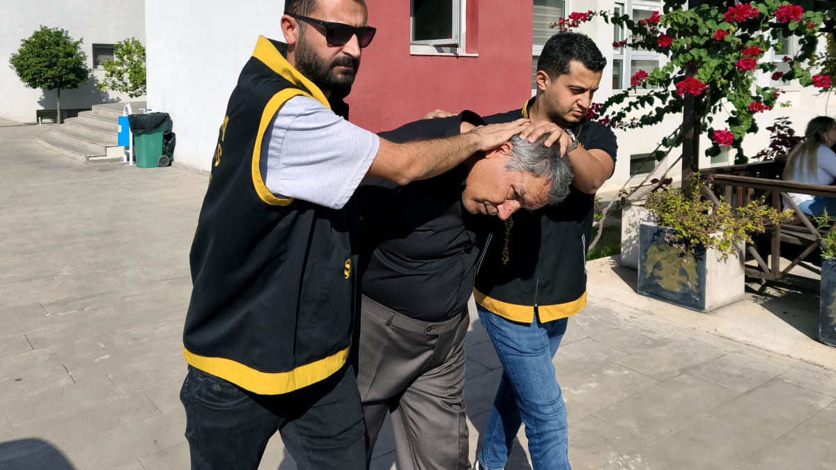 Adana’da otomobilin lastiği patlayınca cinayet şüphelisi yakalandı