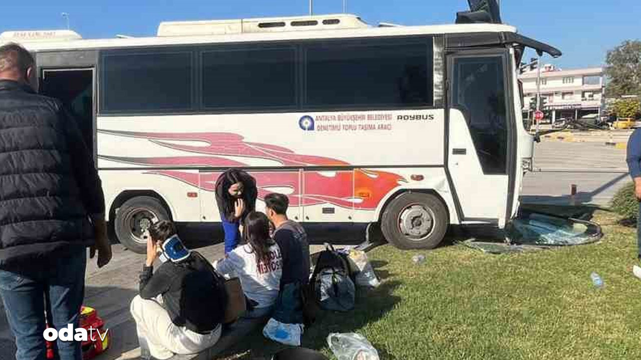 Antalya’da midibüs ile otomobil çarpıştı: Dört kişi yaralandı