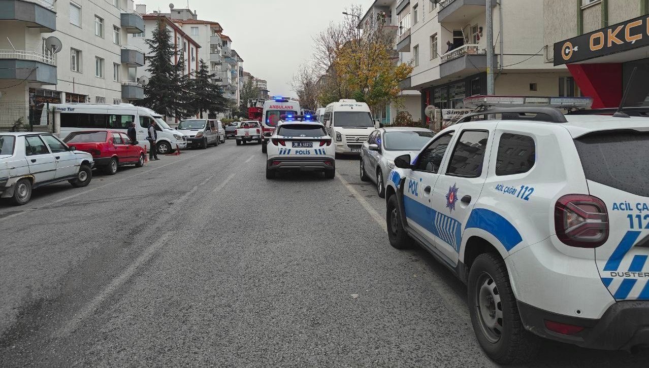 once kendini kitledi sonra evi atese verdi ySZwl5yK.jpg