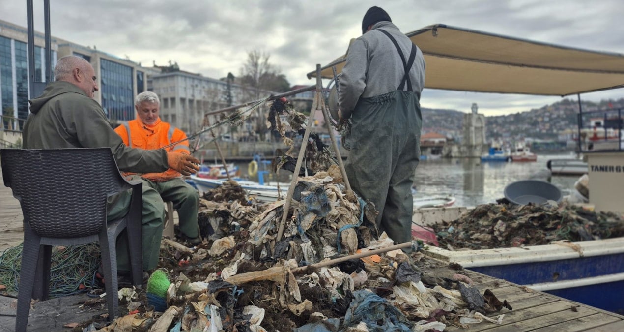 Balıkçıların ağına balık yerine yaklaşık 1 ton çöp takıldı