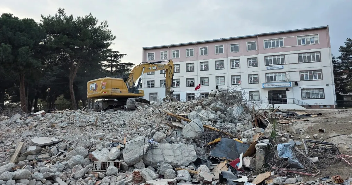 Bursa Hamitler’de 43 yıllık ortaokul yıkıldı… Yerine modern okul geliyor