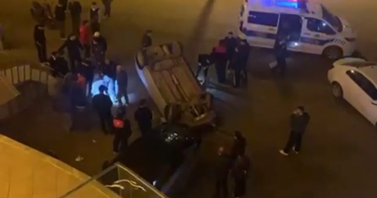 Düzce’de otomobil binaya çarpıp devrildi: 2 yaralı!