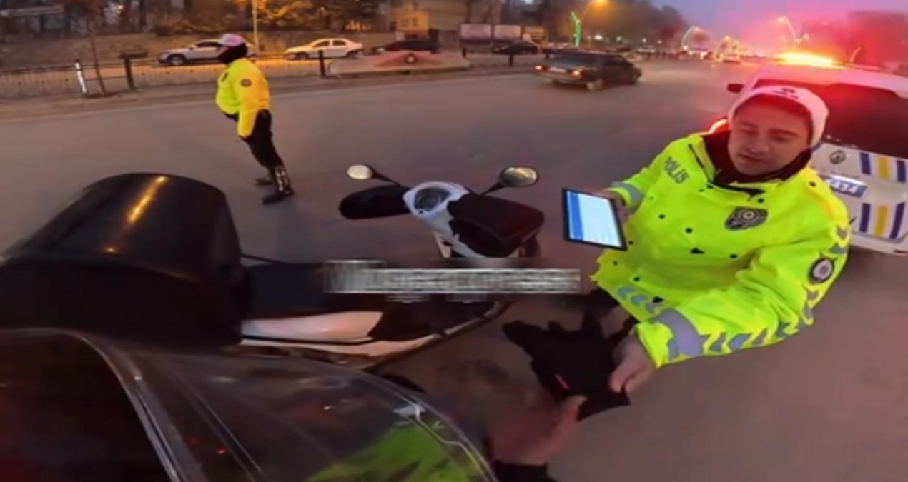 Elleri üşüyen kuryenin imdadına polis koştu