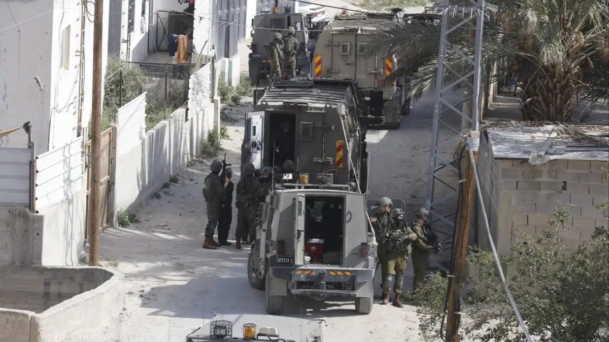 İsrail askeri kıyafetli 3 kişi El Halil’de Filistinli kuyumcuyu soydu