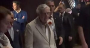 usta-sanatci-hastanelik-olunca-yakin-arkadasi-rahmi-koc-destege-kostu-rX6aFgA9