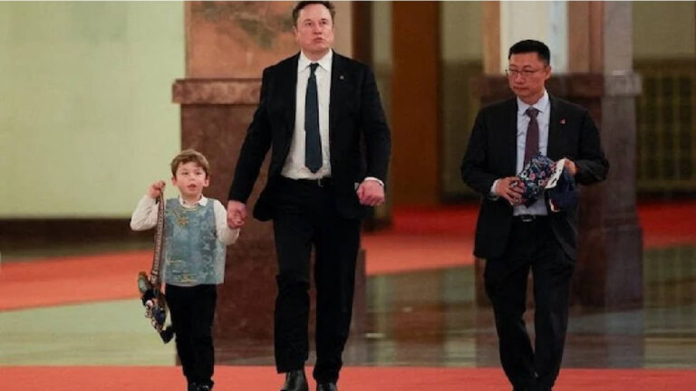 muskin-oglunun-omzundaki-canta-cini-karistirdi-fiyatini-duyan-inanamadi-zjOZBibA