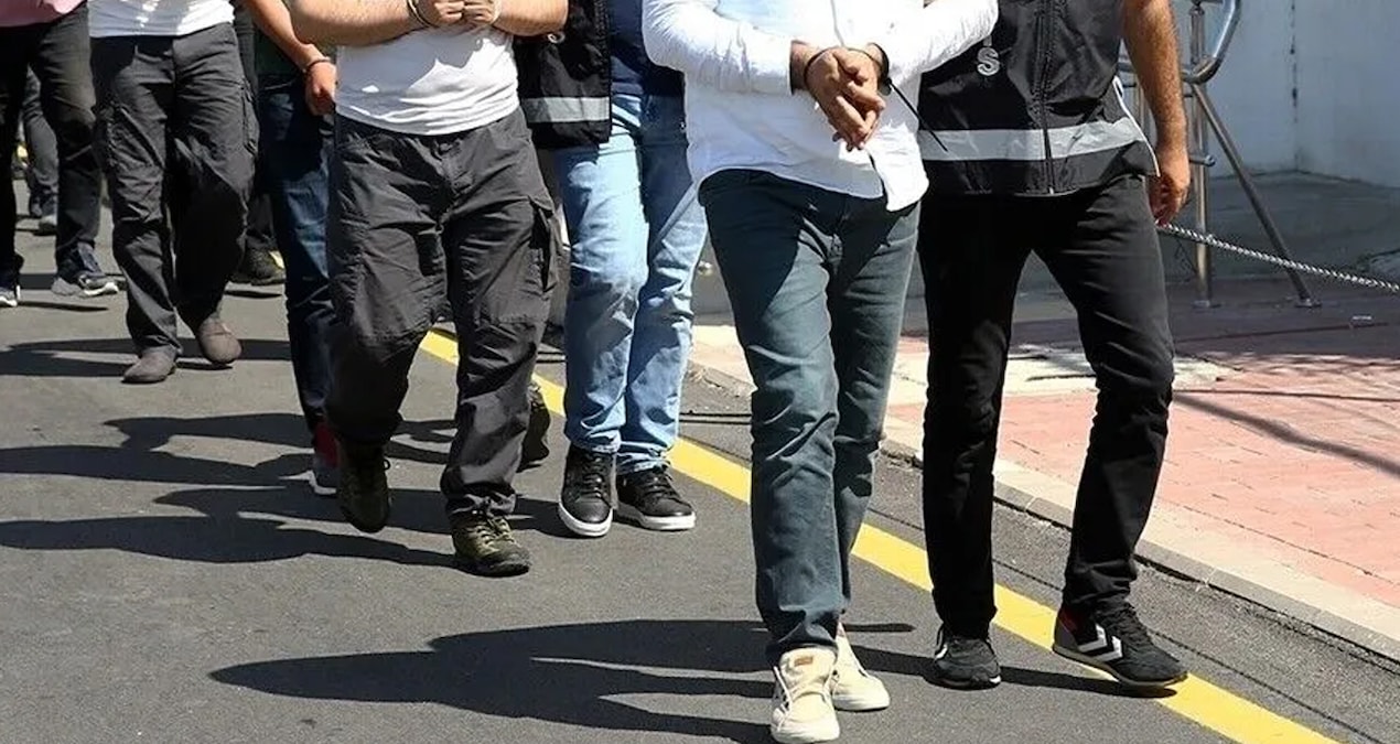 İstanbul’da üç ilçede uyuşturucu operasyonu: 4 gözaltı, onlarca kilo madde ele geçirildi Istanbulda uc ilcede uyusturucu operasyonu 4 gozalti onlarca kilo madde ele gecirildi 5CSMNIJU