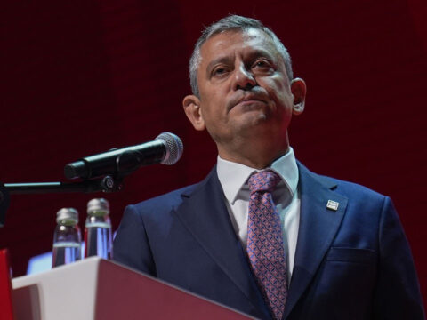 Ozgurozelyeni parti genel baskanligina secildi nWm9y6Jr