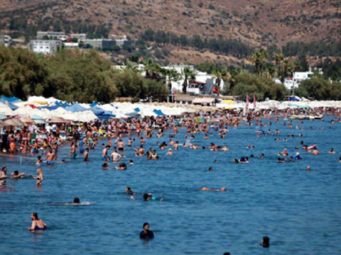 Yuz binlerce turist rotasini bu ilcemize cevirdi akin akin geliyorlar otellerde yer kalmadi fMqV722c